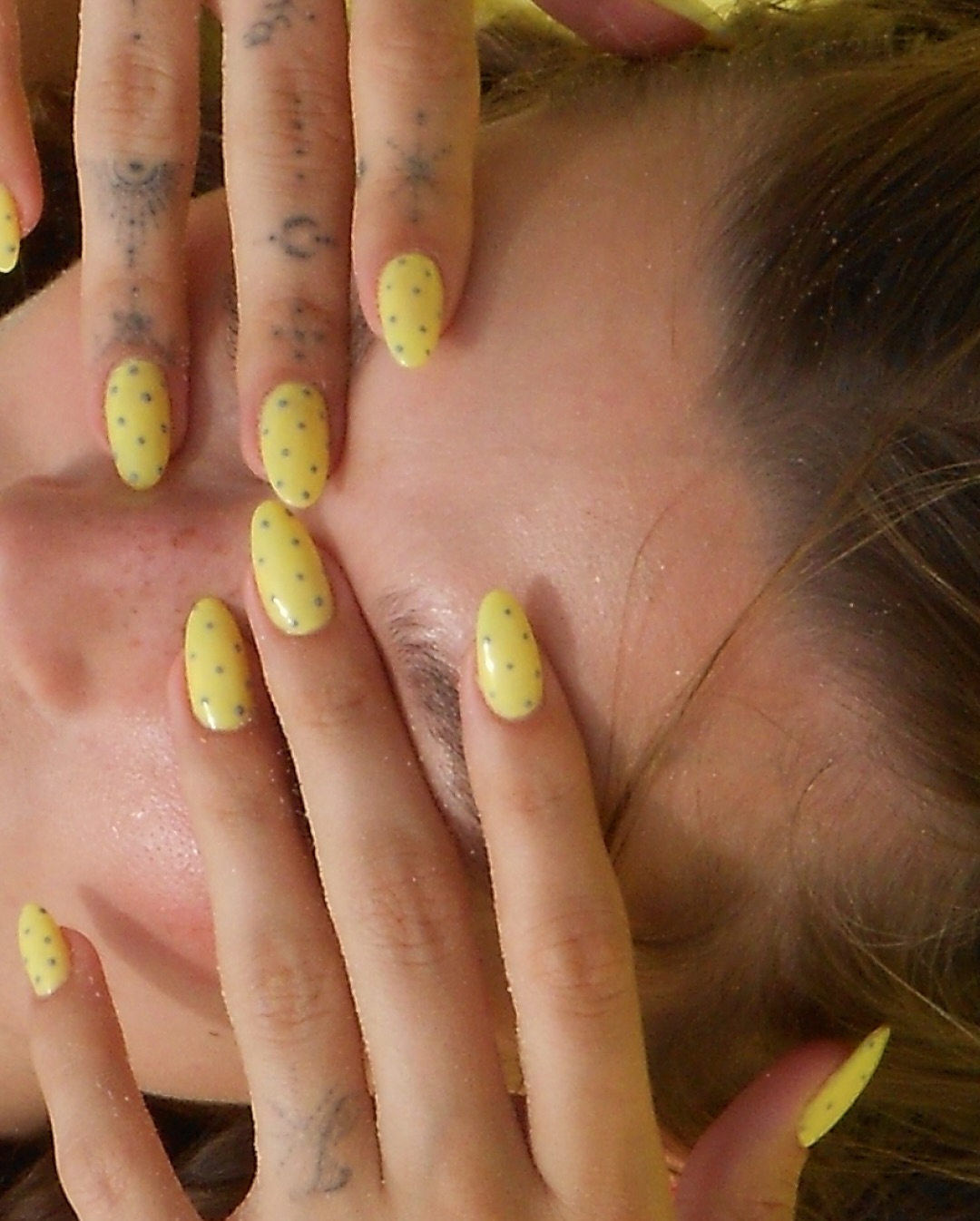 헤일리 비버 레몬 컬러에 도트 디테일이 들어간 귀여운 네일